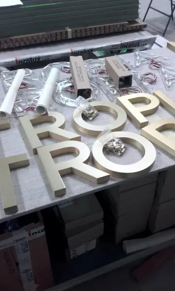 Letras y materiales de rotulación en proceso de producción en Incoluz